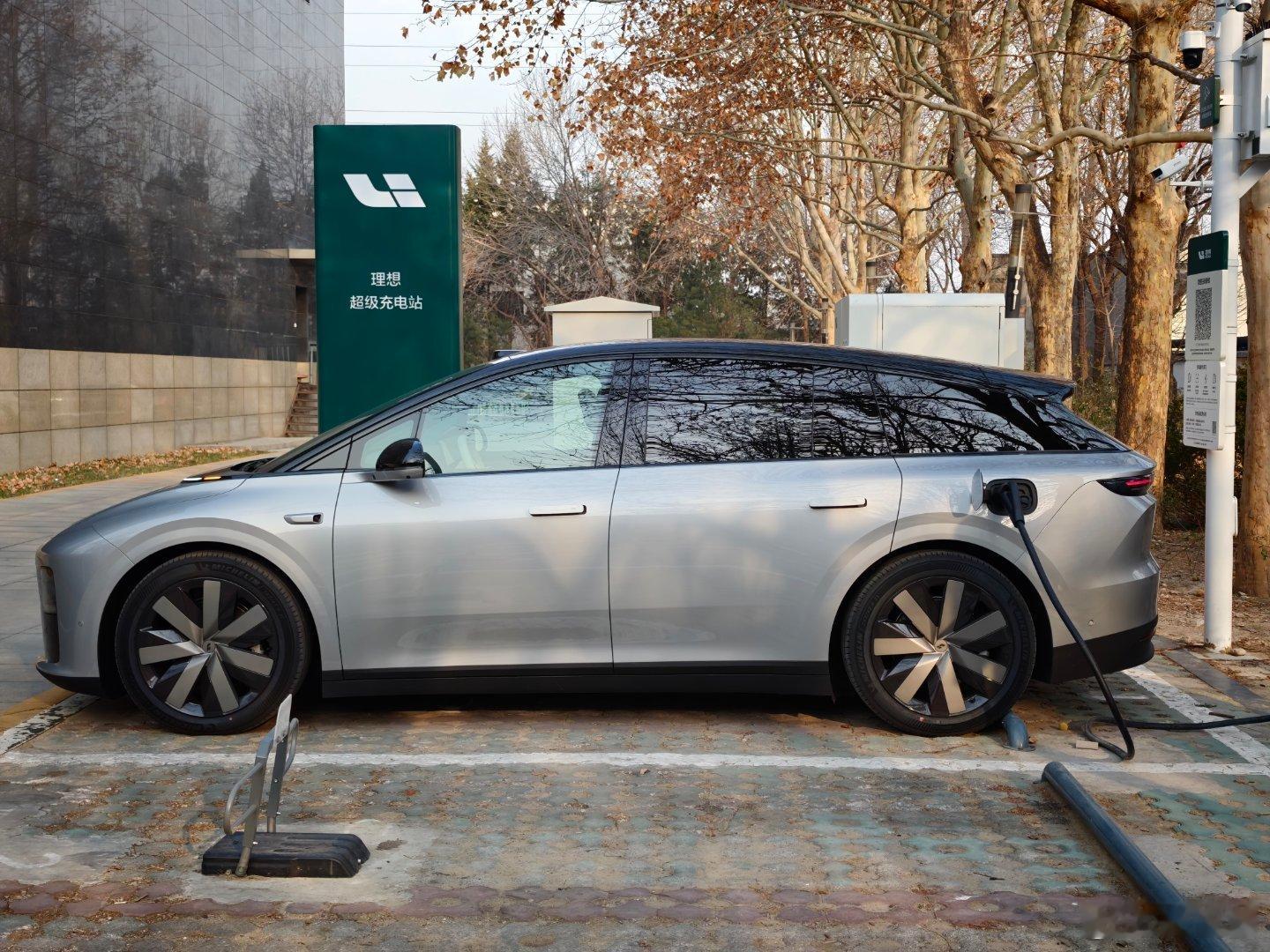 我的第四台理想，首次充电，日常开理想就是基本什么都不用操心，一切都恰到好处。冬天