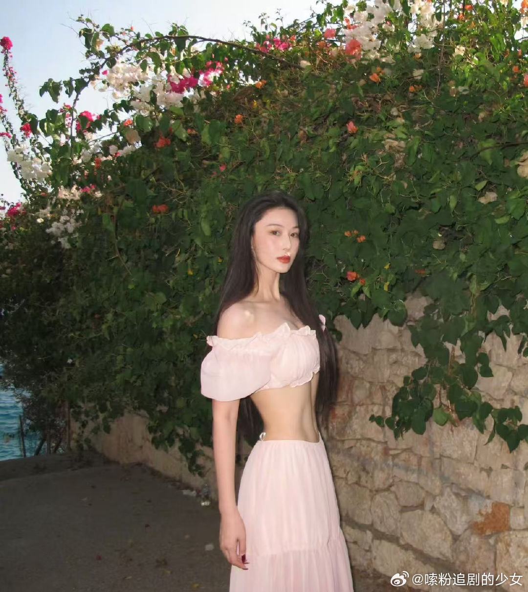 张馨予拍照也吸肚子张馨予拍照也吸肚子！张馨予马甲线从肚子到脖子 ​​​