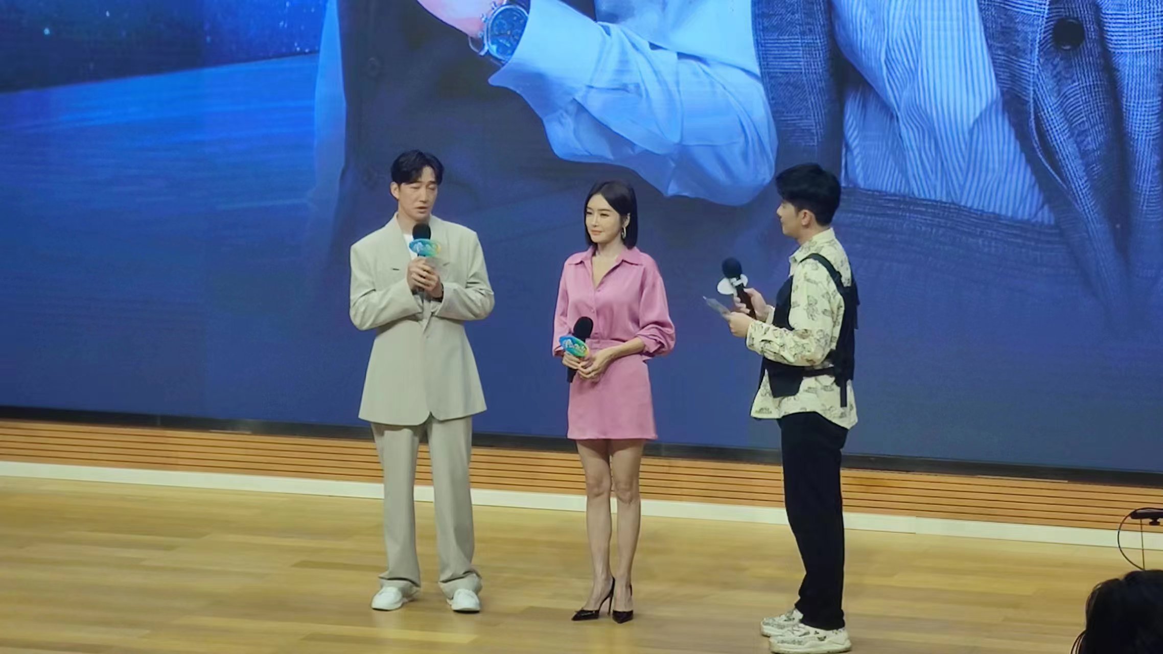 #秦岚王阳双A合体营业# 拜托了，拜托了，一定要多多的营业，追剧追的我真的是停不