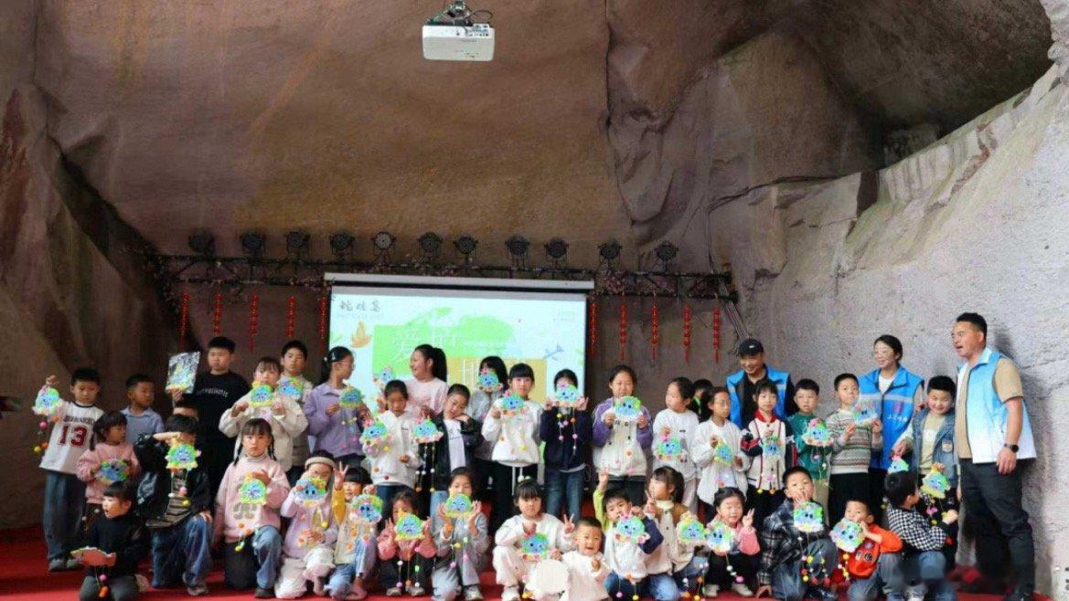台州把环保理念玩出童趣新高度三门蛇蟠乡开展环保亲子科普，走进天然岩穴解锁自然科学