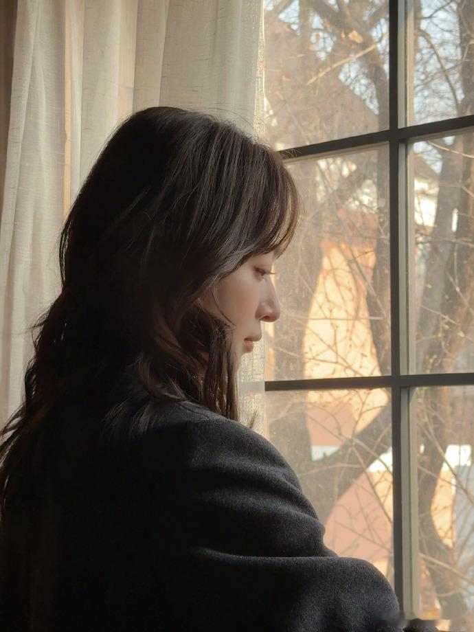 吴谨言怼脸侧颜吴谨言怼脸倚窗侧颜真的太美了，好像个精致的洋娃娃一样好美~吴谨言倚