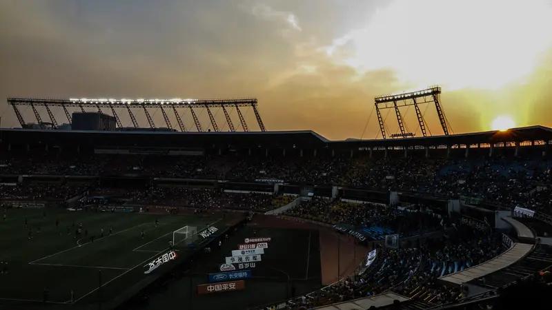 这男子运气真是绝了！看中超时被球砸中面部，眼镜当场就坏了，这事儿换谁都得郁闷。但