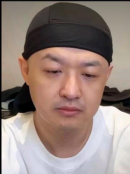 包贝尔最近这波操作，直接把娱乐圈“危机公关”的底线刷新了。
我猜到包贝尔可能会出