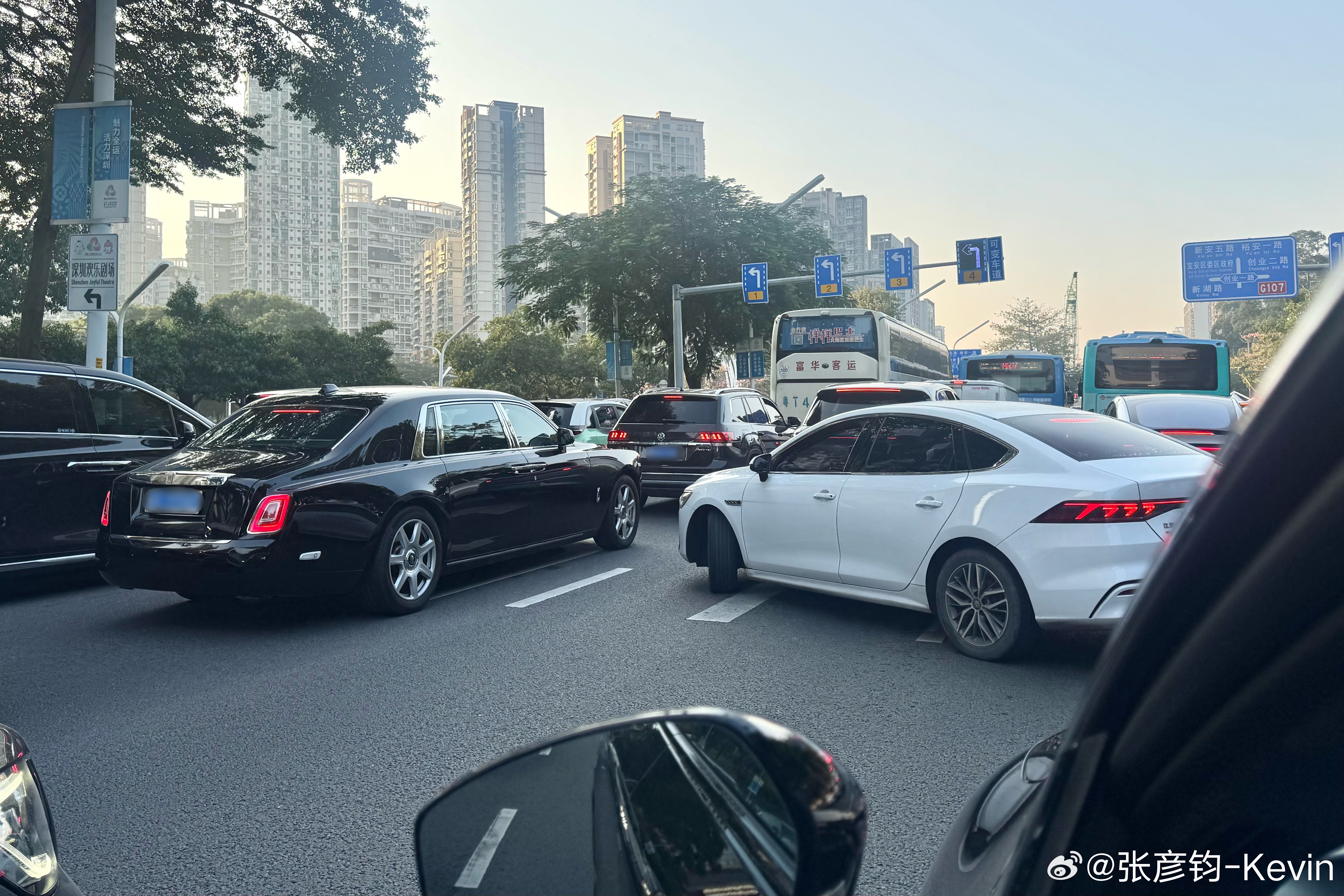 就这白的比亚迪，从右边非机动车道，一脚油顶出来横穿马路，我的小鹏G7 NGP侦测