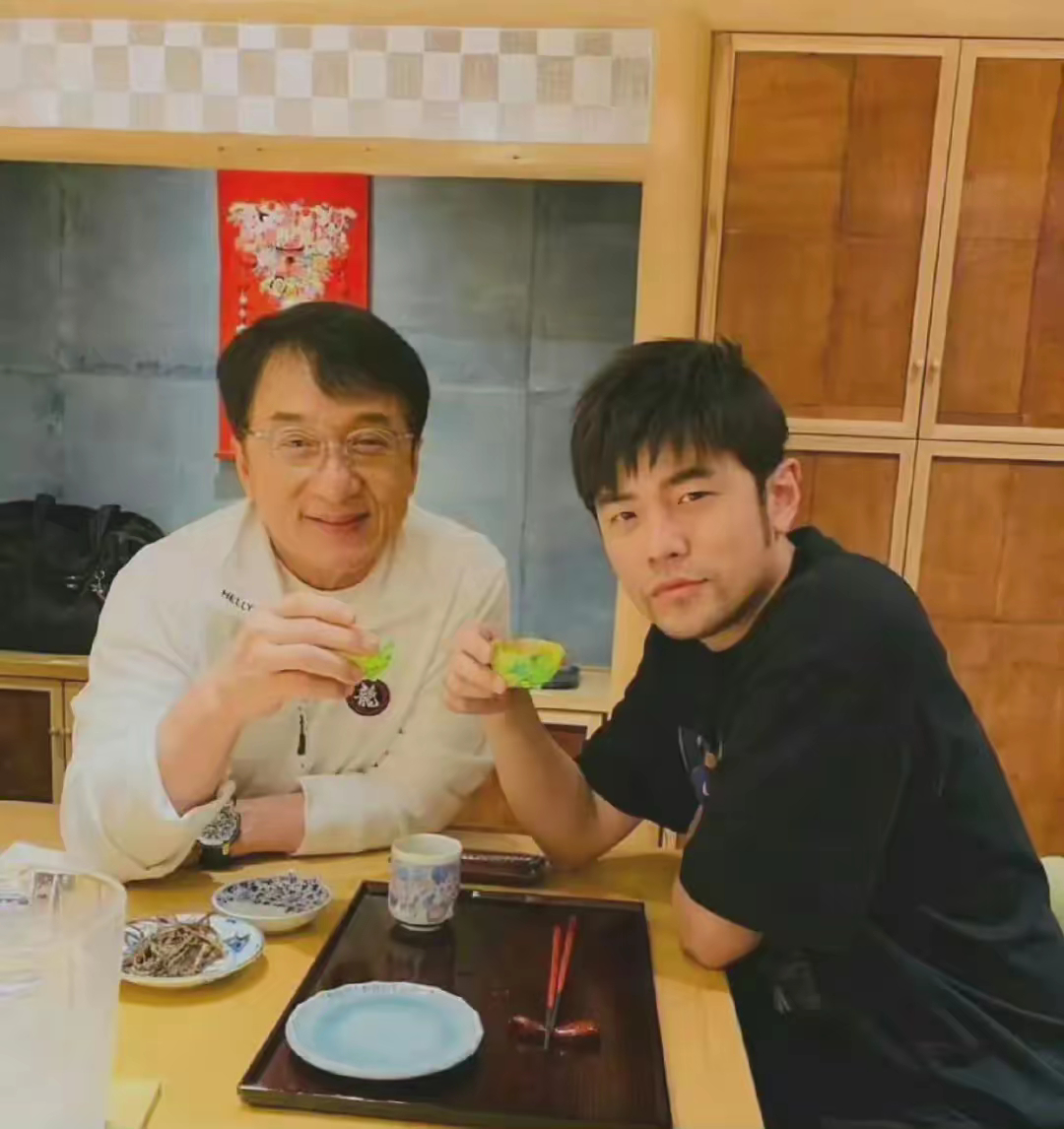 45岁的周杰伦 70岁的成龙，都是传奇 