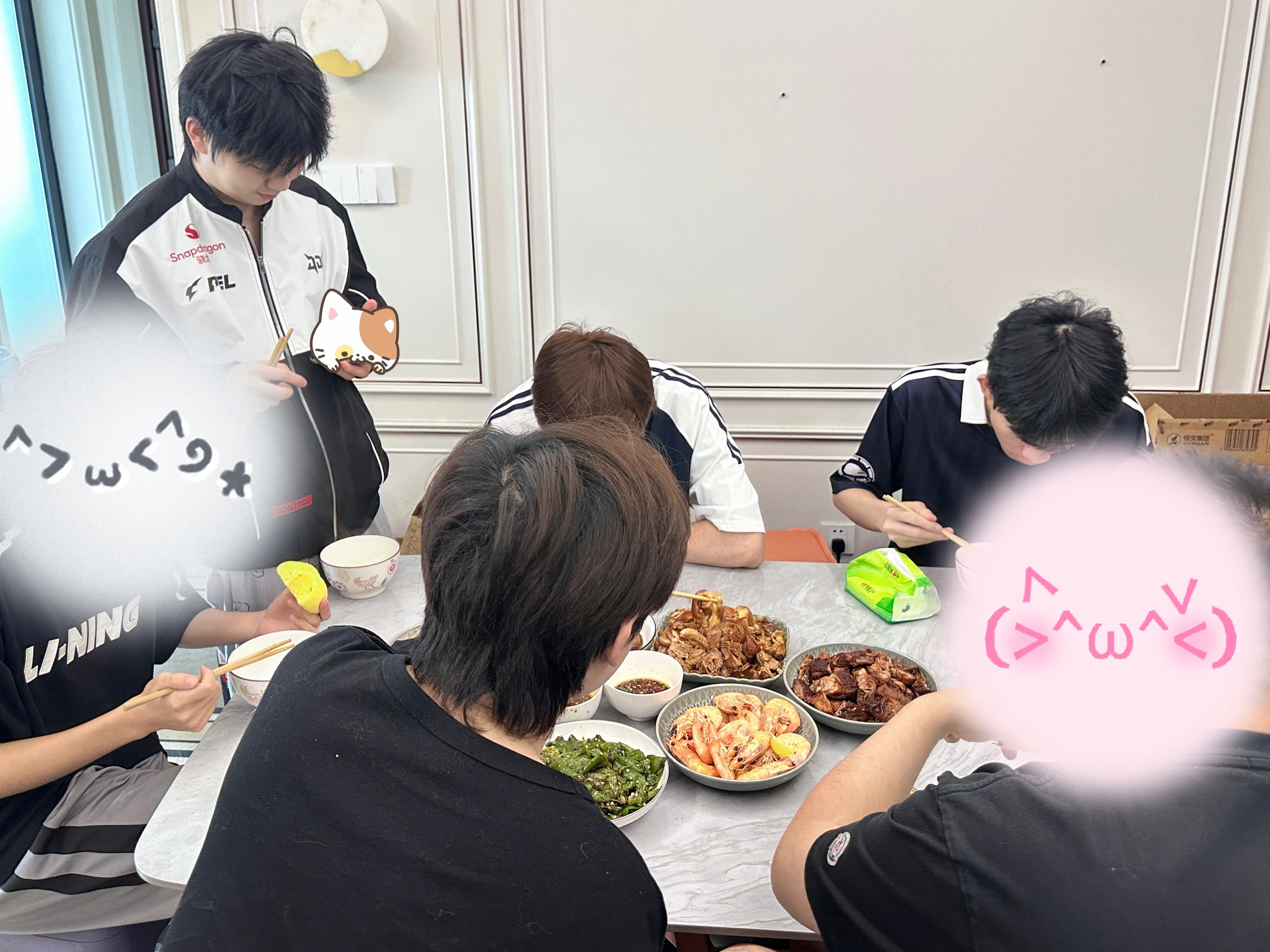 基地食堂动态更新。选手小伞每日最早抵达就餐，并主动协助阿姨端菜。现场对话记录显示
