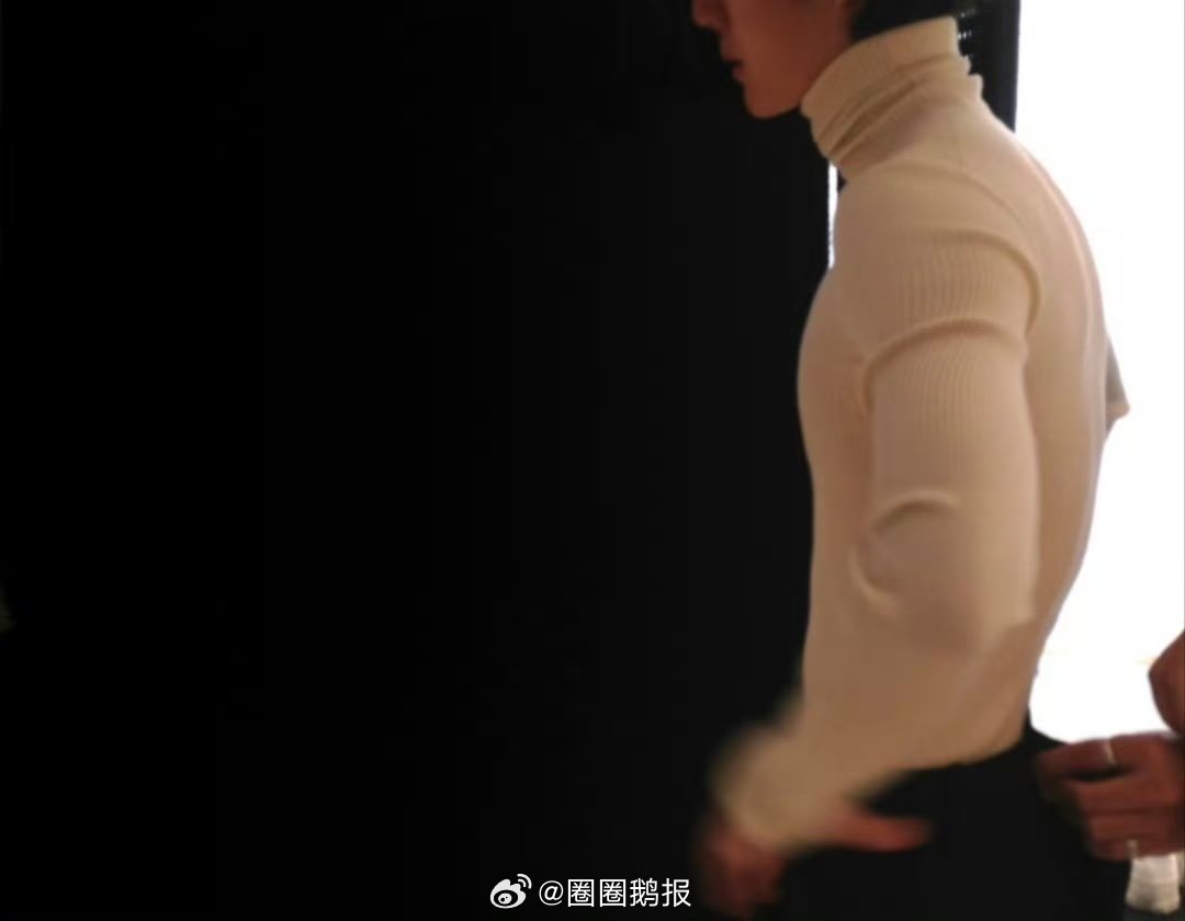 王一博这摄影师高人啊王一博这摄影师啊啊啊王一博胸肌太夯了！！王一博这摄影师高人啊