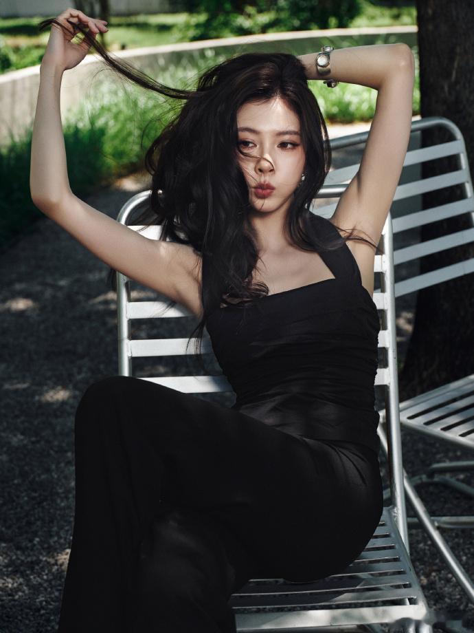 宋妍霏对手机三连Yes 真心被cc的颜值圈粉，长相漂亮又有气场，小小的互动瞬间也