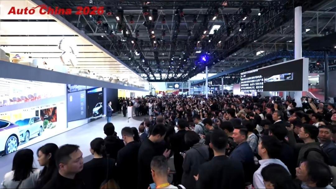 本来以为蔚来展馆够大了，结果看到挤成这样，要不明年拿一整个展馆吧。到时候我也去当