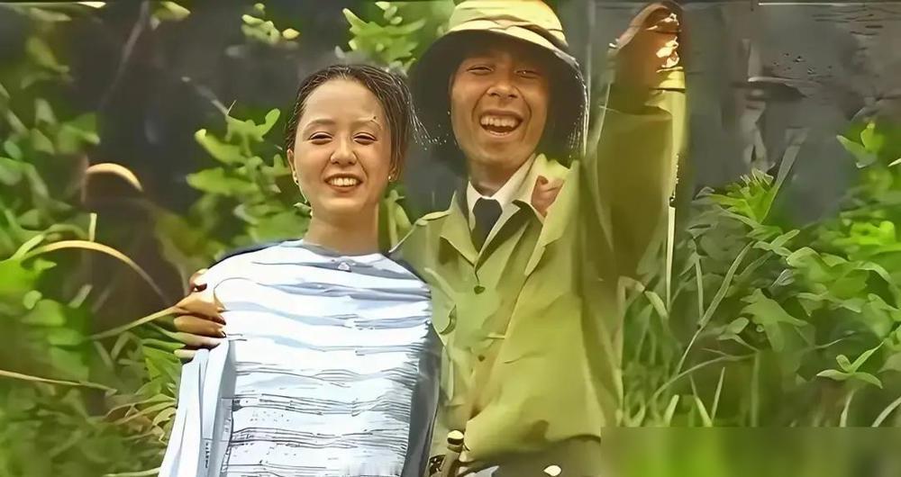 张艺谋36岁跑龙套

那年他还没拍红高粱，在广西电影厂扛摄影机。中越边境题材剧组