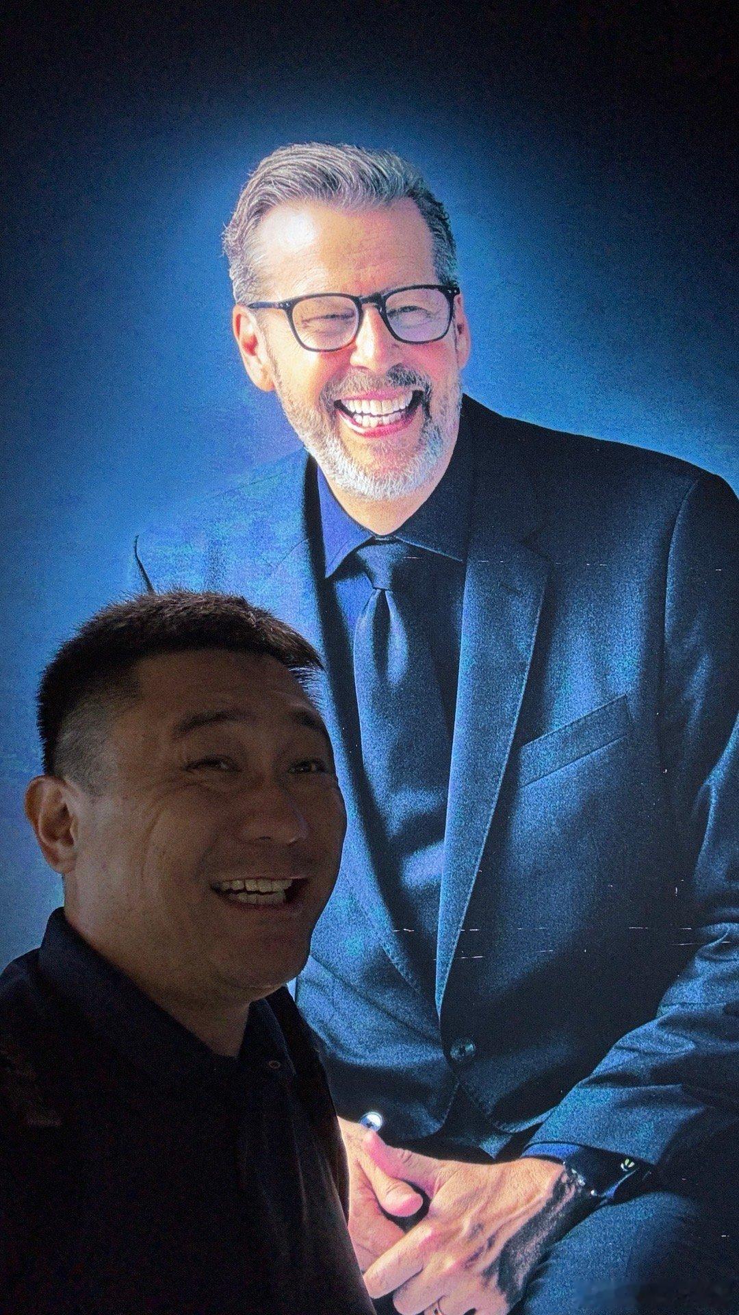 大哥看啥呢这么好笑？我也看看～哈哈哈哈哈！！！！原来看到极氪7X发布会了[偷笑]