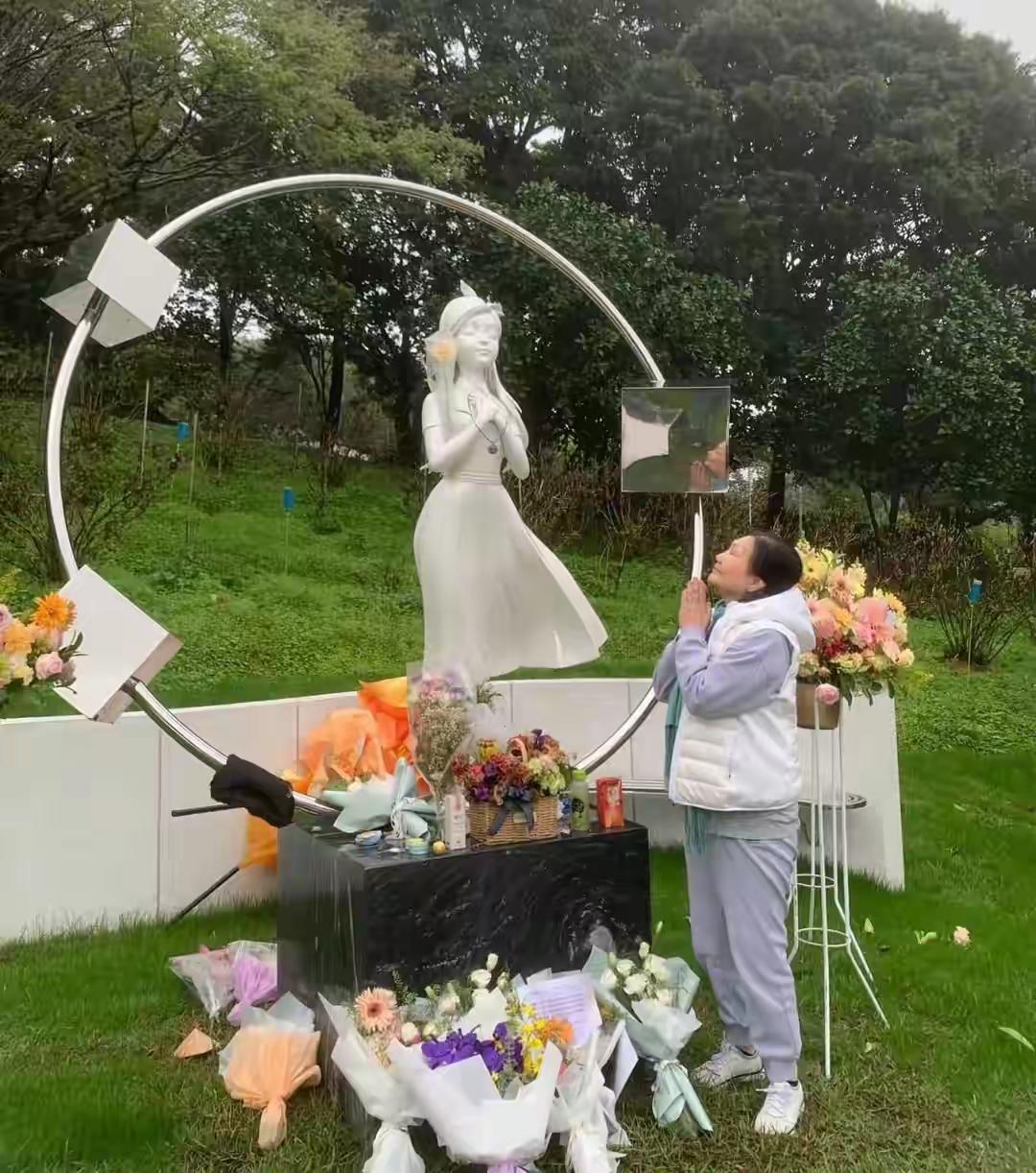 台北明明晴空万里，S妈一上山祭拜大S，竟瞬间陷入凄风苦雨！这突如其来的变天，难道