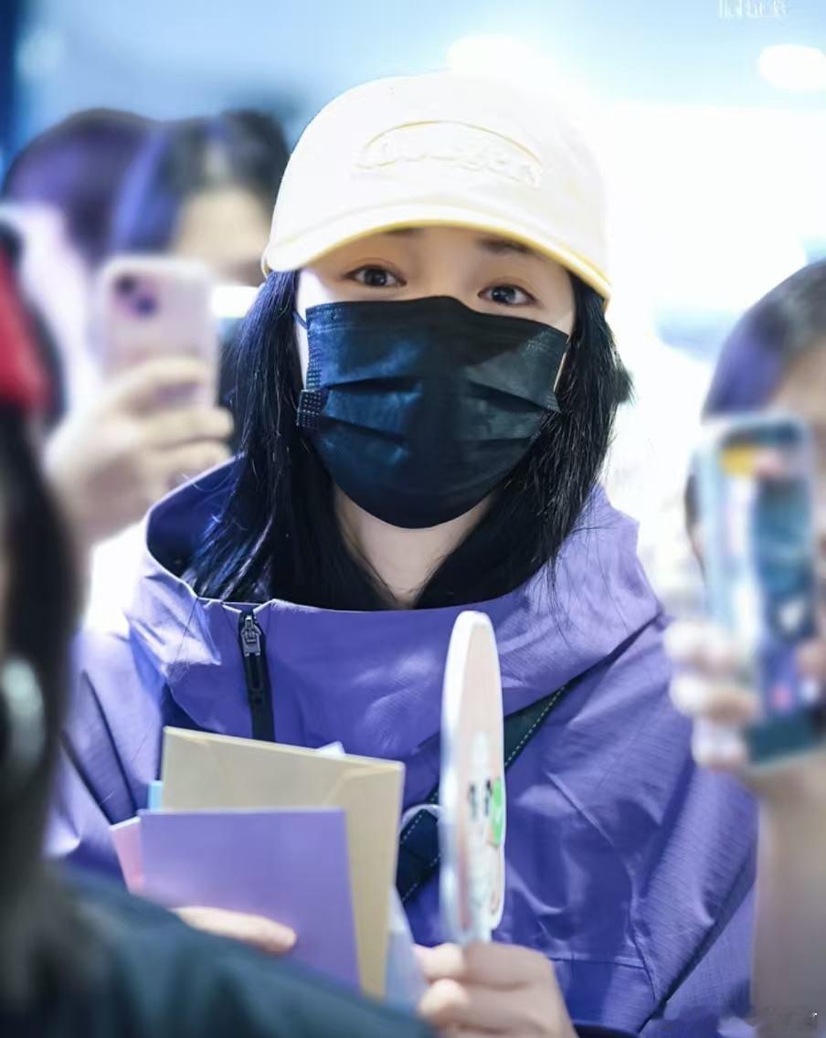 周洁琼机场纯素颜周洁琼素颜状态真的绝绝子，待人超温柔又有趣，出行还不忘带上高反口