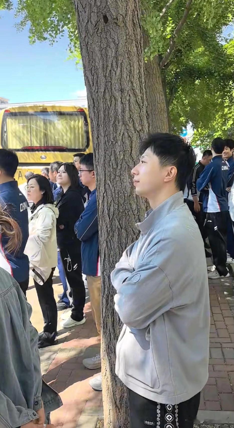 国乒出征伦敦世乒赛，在人群中有一个最最最独特的存在，他就像是“事了拂衣去，身藏功