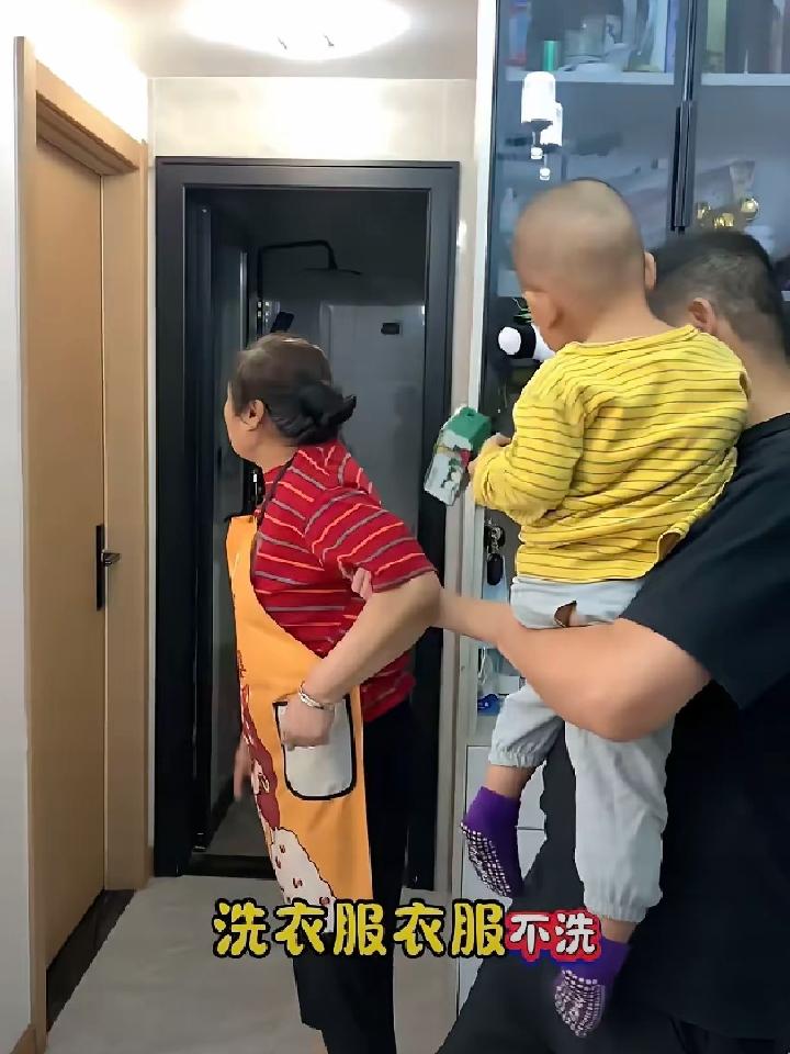 客厅里，婆婆指着儿媳妇房间大骂:"我不知道我儿子娶了个啥东西，饭饭不做，衣服衣服