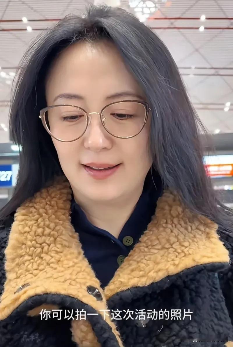 网友在机场偶遇杨童舒，50多岁的杨童舒皮肤真好，吹弹可破之感，气质很温柔。那时候