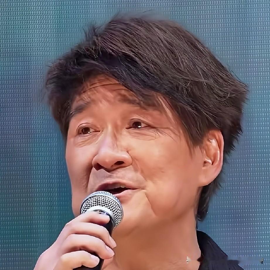 当年华语歌坛的大哥大周华健也已步入老年，不禁让人感慨岁月的无情流逝。想当年，我在