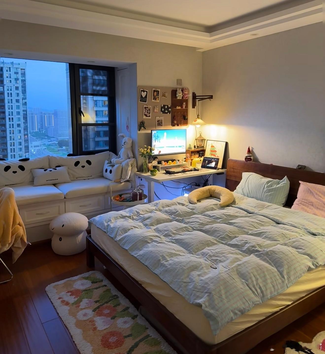 难怪小说女主能在房间里关一天 别说人家的大庄园，大别墅，我在床上还能躺一天呢[d