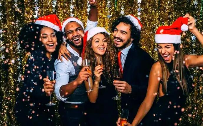 为什么全世界都在准备狂欢平安夜和圣诞节，只有中国人显得异常冷静？
近日，一位美国