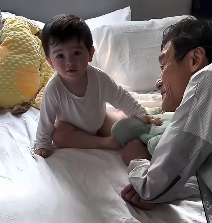 梁家辉外孙真可以当童模 梁家辉外孙的颜值好能打，混血感软乎乎的，网友都在开玩笑说