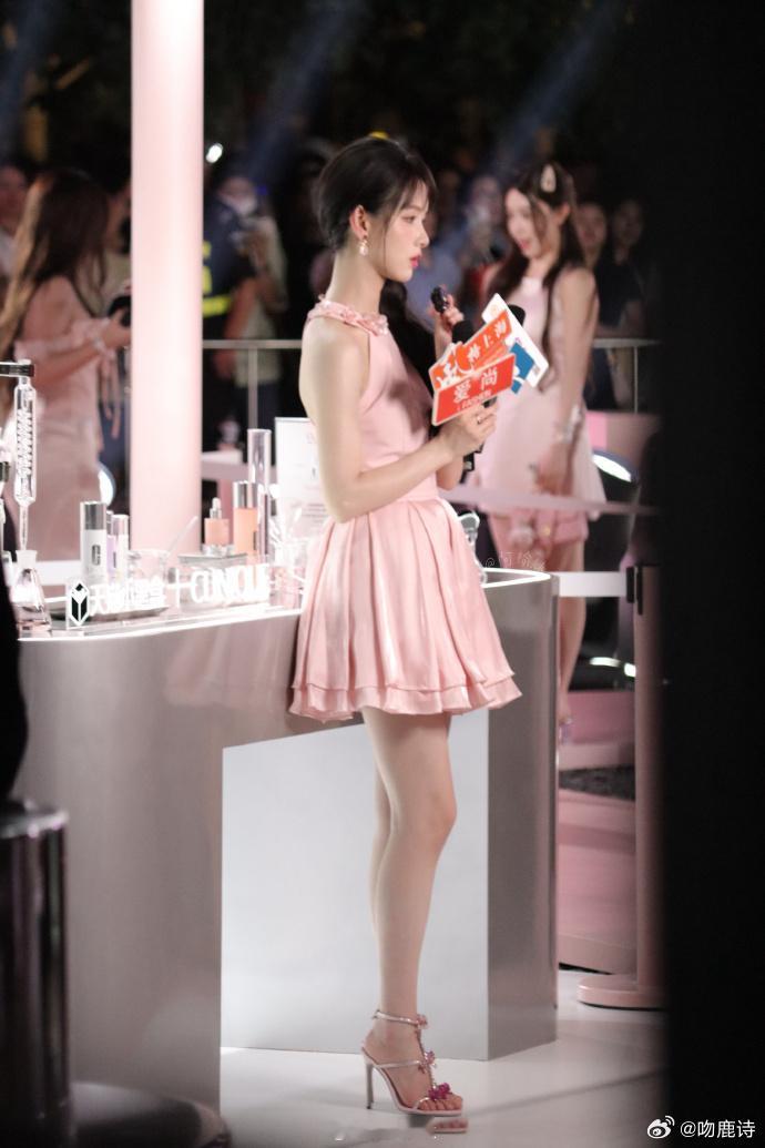 陈都灵星光大赏官宣照从袁歌到庄寒雁，陈都灵的每一个角色都让人难以忘怀。期待她在星