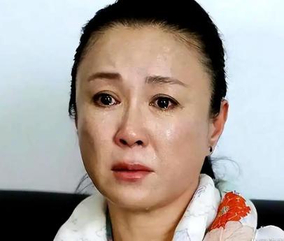 59岁“最美妲己”傅艺伟站在北京公墓里，亲手将年仅30岁儿子的骨灰抱进墓穴，身边