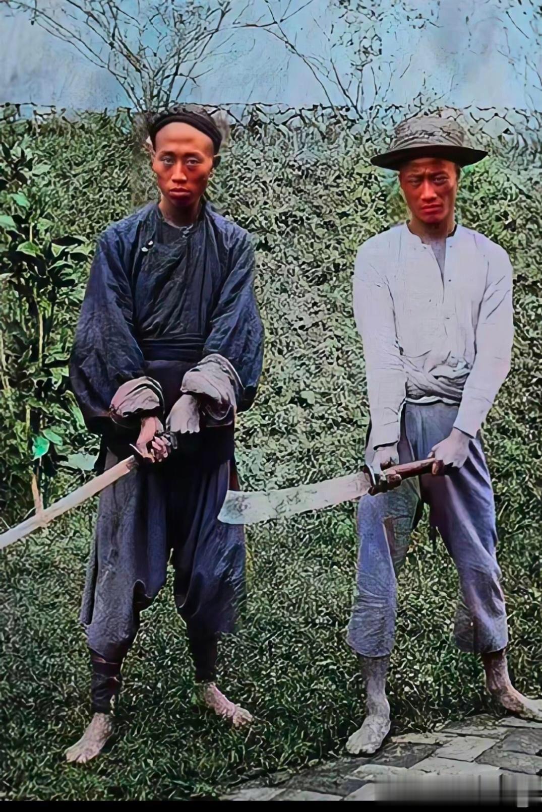 晚清时期，两名刽子手手持斩首大刀留下的真实照片，从照片中我们可以发现，他们并不是