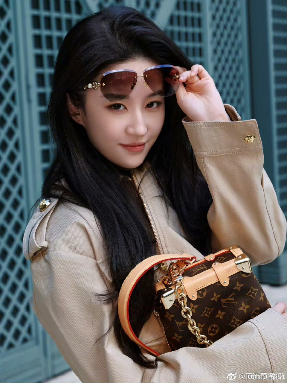 一大早的惊喜 睡眼惺忪秒变清醒 怎么这么美刘亦菲lv大秀造型图 