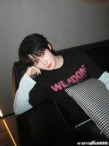 张真源出发录奔跑吧14 张真源这就去录奔跑吧14啦！作为常驻忙内，既能在体力游戏