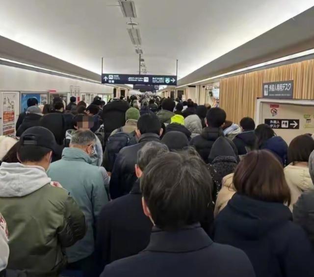 国家反复说不要去日本！非要去！暴雪七千人滞留机场几十小时！北海道新千岁机场因为暴
