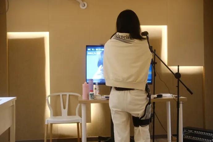 景甜术后首次素颜亮相，黑色打底，白色外套，真的好美！
  娱乐圈中如果刘亦菲排第