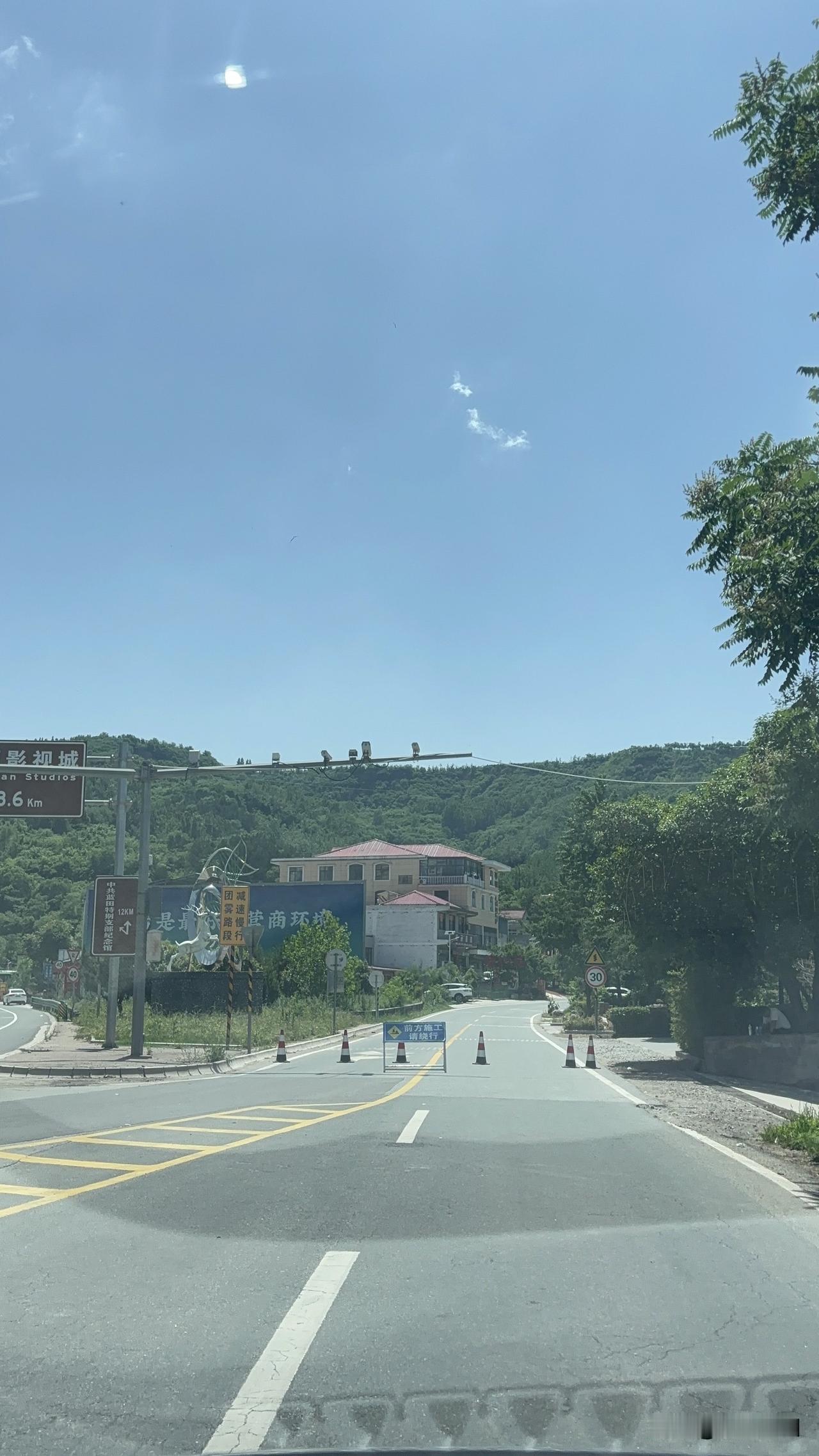 今天中午快两点多，路过蓝田这里，看到上原老路这里，临时封闭，不知道上面是干啥呢？