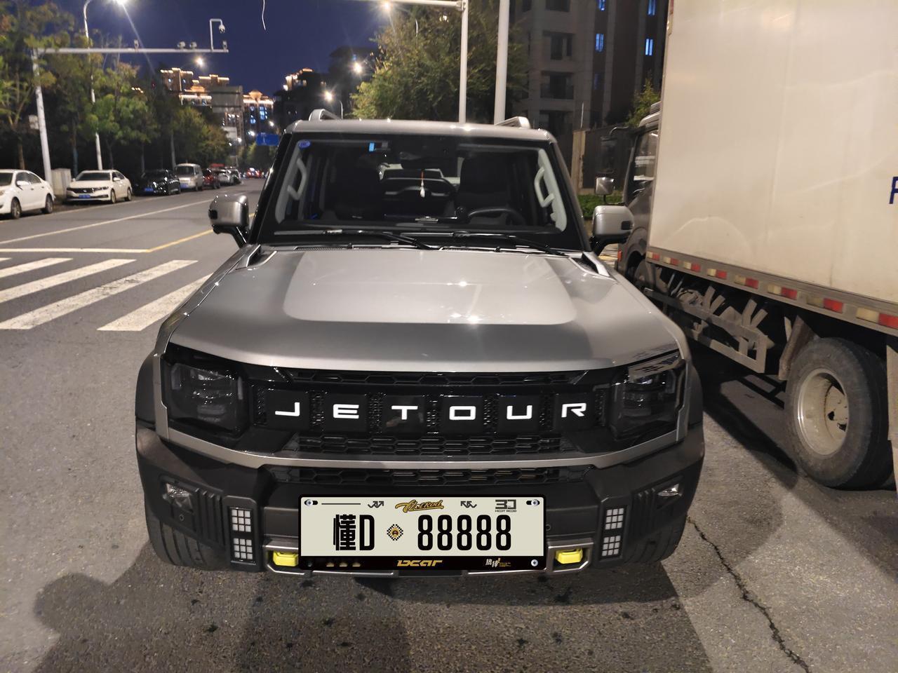 首保是10000公里或12个月，必须去，免费换机油机滤，还得检查三电和底盘。超期