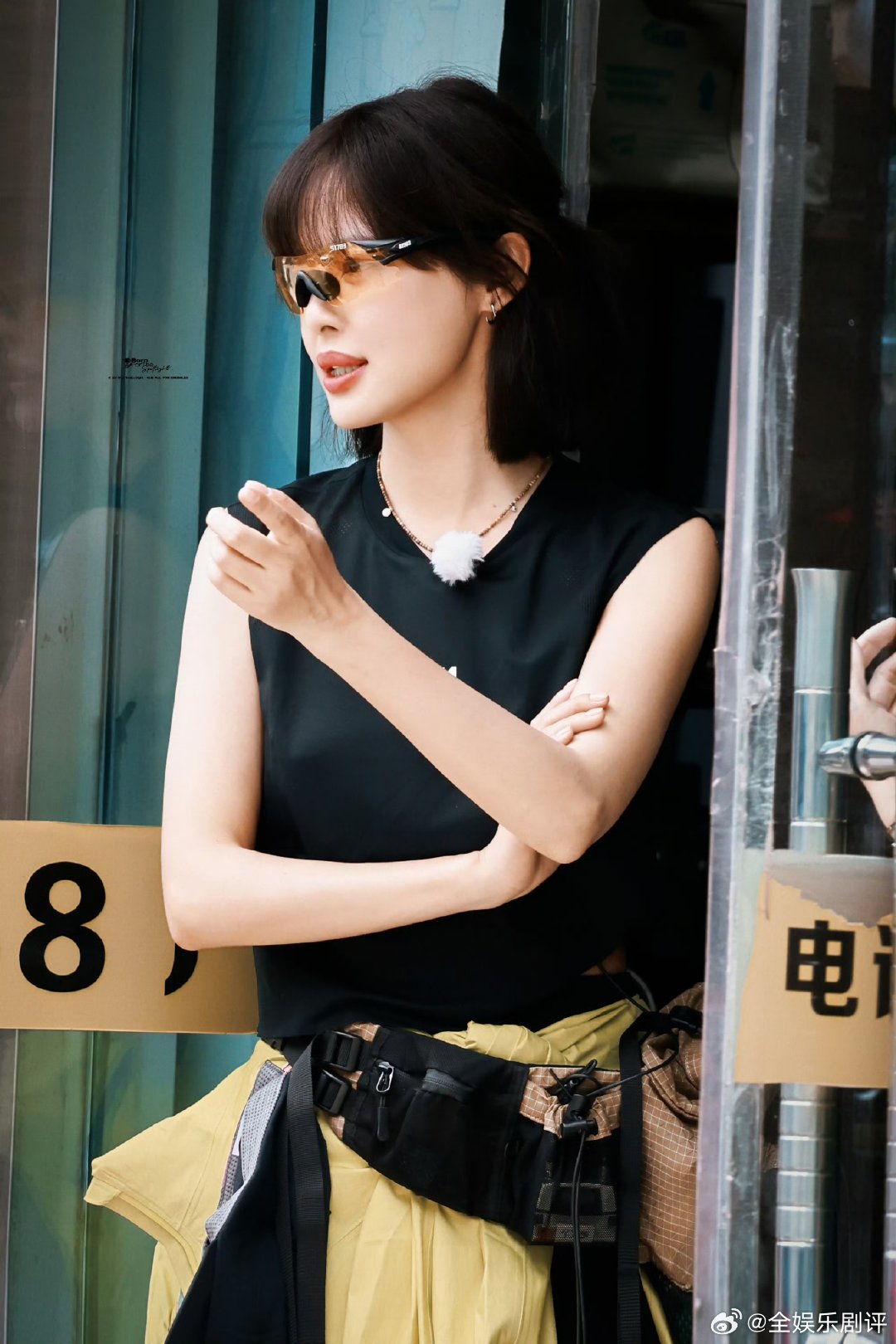 感觉辛芷蕾手机下一秒就要掉出来了向野的我们新疆旷野氛围感拉满，辛芷蕾手机看着快要