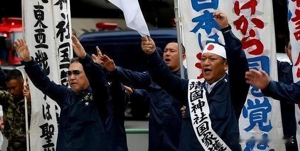右翼不再是小众团体，日本政坛全面右倾，三大推手浮出水面
 
往日的日本右翼只是街