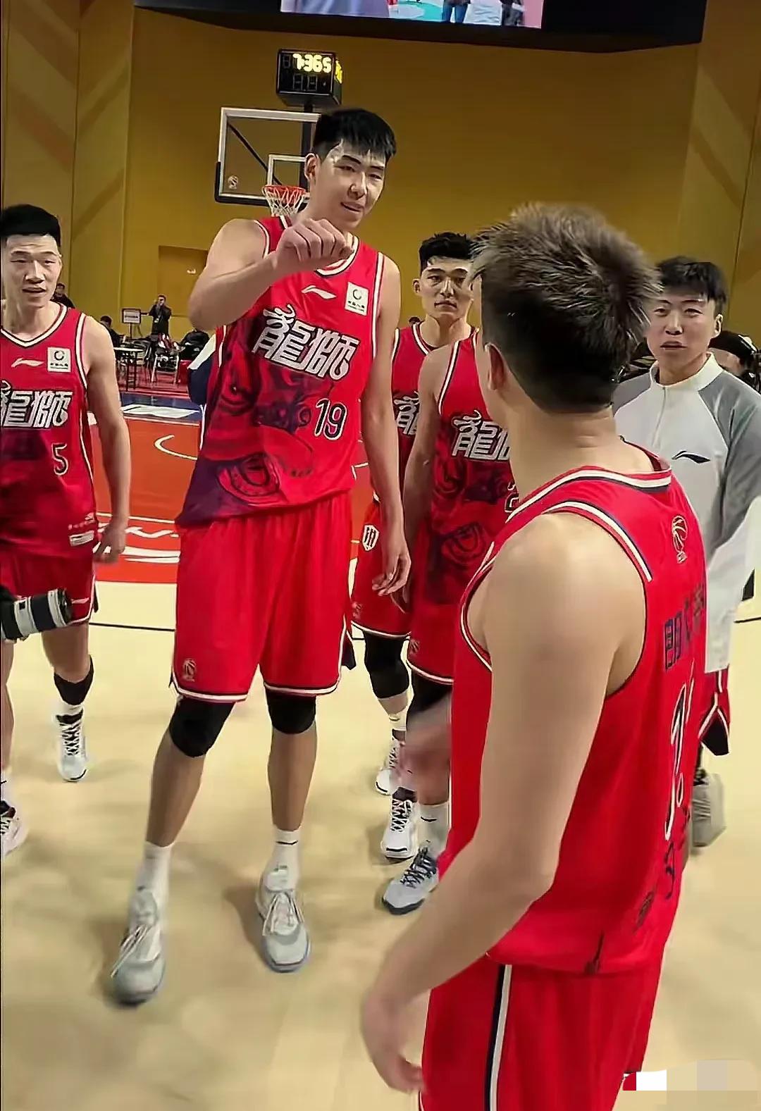 这可能就是篮球圈里真正的江湖地位吧！昨晚广州对阵南京的比赛刚结束，郭艾伦就把徐昕