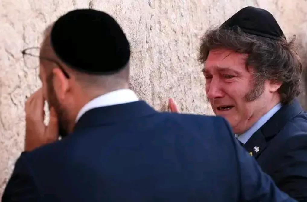 米莱太爱以色列了。

在他第二次访问以色列时，再一次在耶路撒冷哭墙下痛哭流涕。