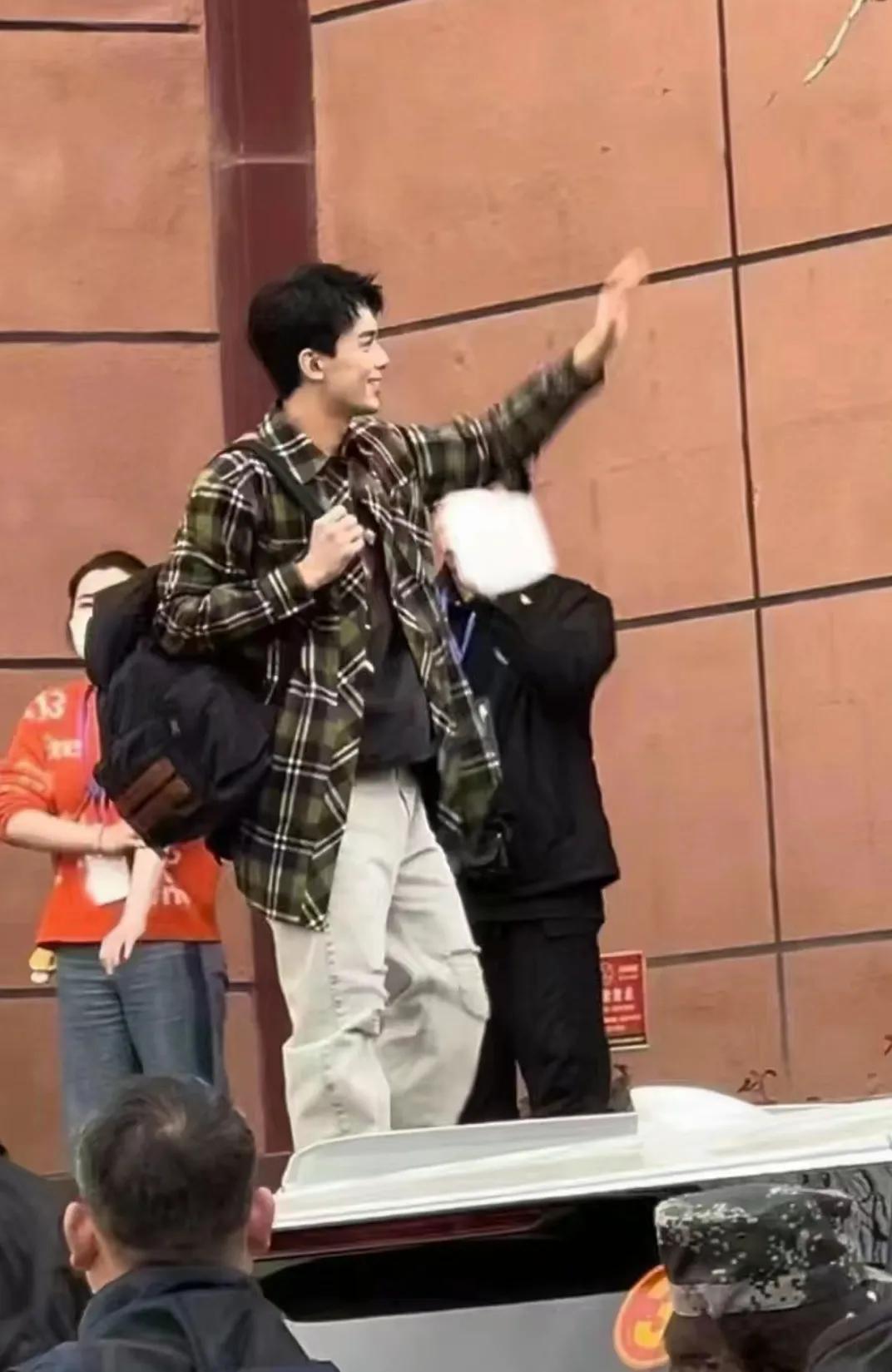 吴磊《草木人间》在西安西京学院路演，吴磊本人也太帅了吧，高高瘦瘦的，笑起来很甜很