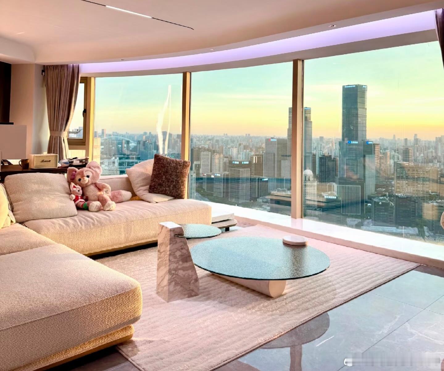 莫言前路多荆棘，自有锋芒破雾行。心灯不借他人火，自照乾坤步步明。志在青云终不坠，