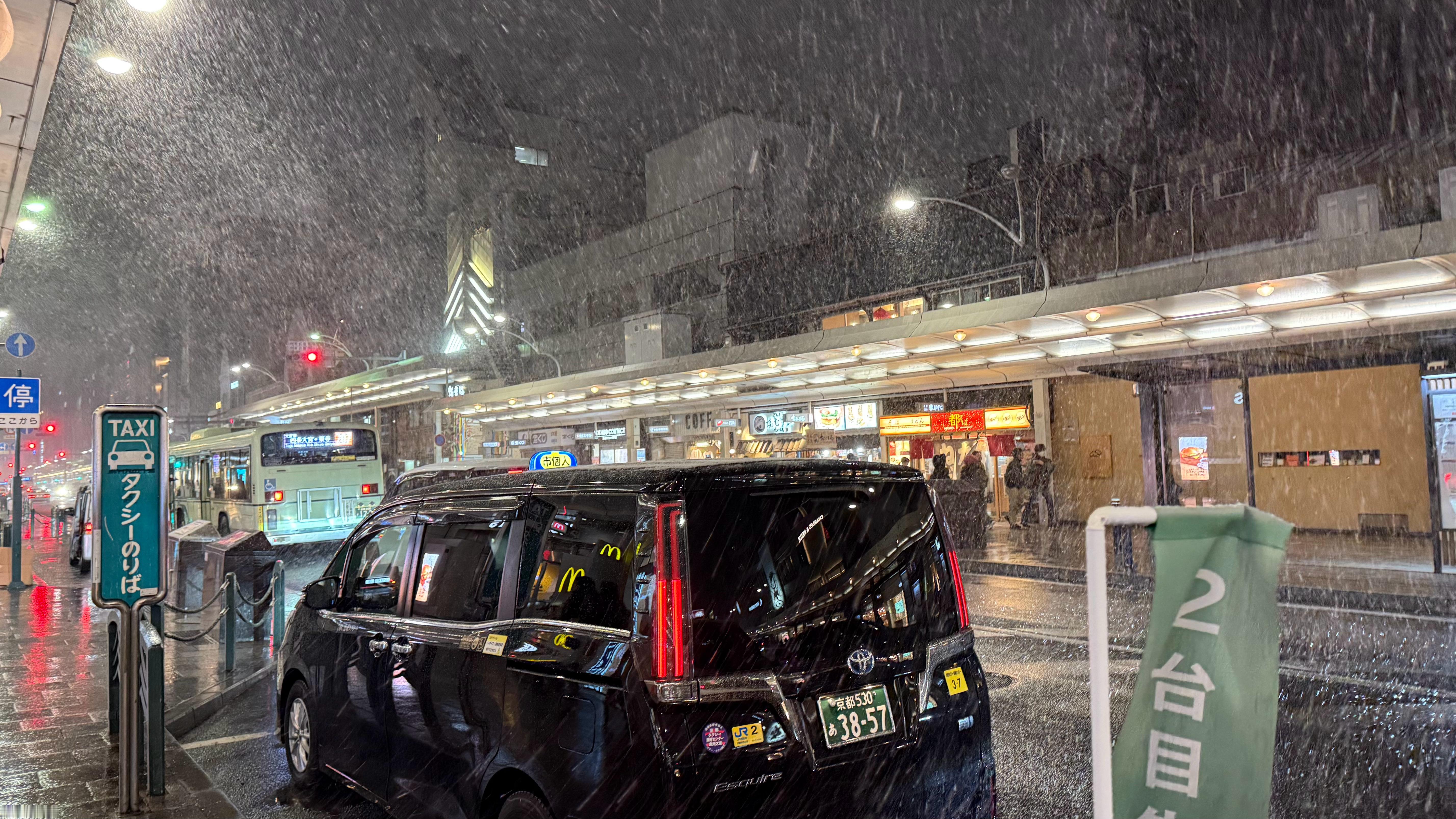 京都的大风雪好离谱 像水晶球里那种感觉了差点冻晕在街头 