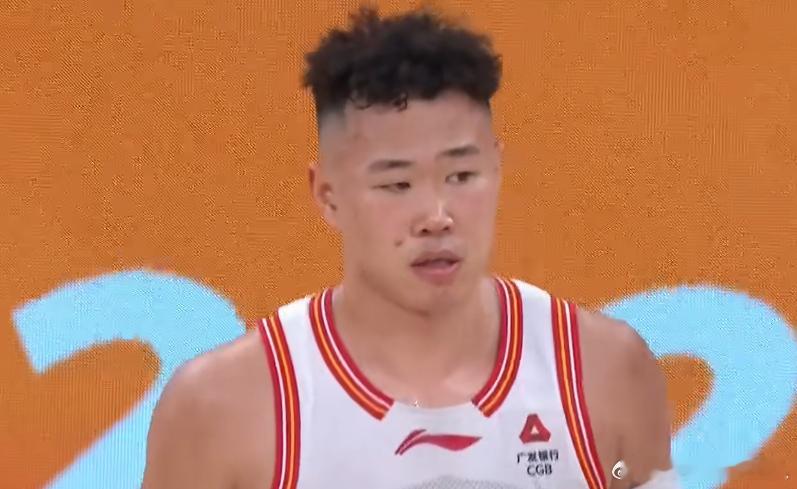 广厦男篮vs深圳男篮 贺希宁和阿立兹上半场时间拉满，俩人加一起只歇了两分钟，三分