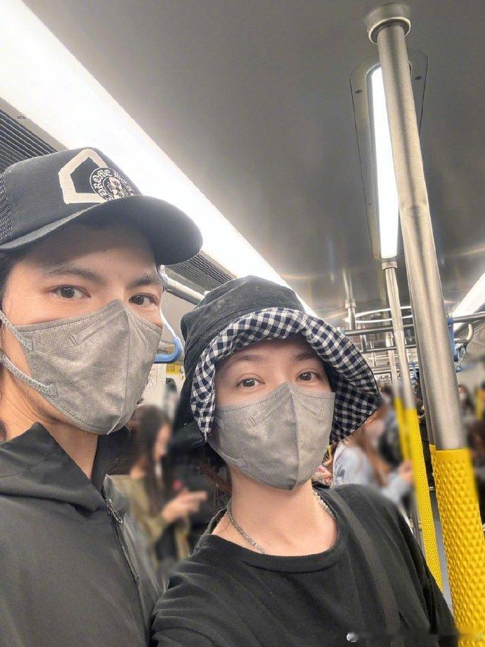 #向佐郭碧婷约会照# 郭碧婷的素颜状态让人惊艳，在向佐分享的约会照中，她展现出清