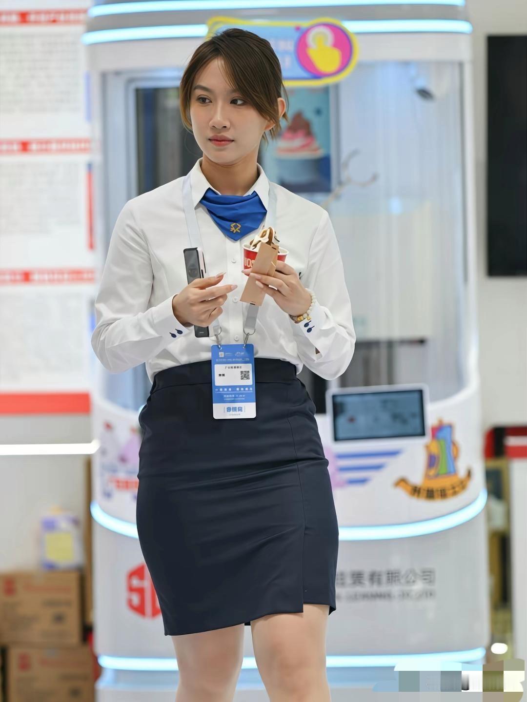 优雅白衬衫搭配黑色短裙，职场女性魅力十足！