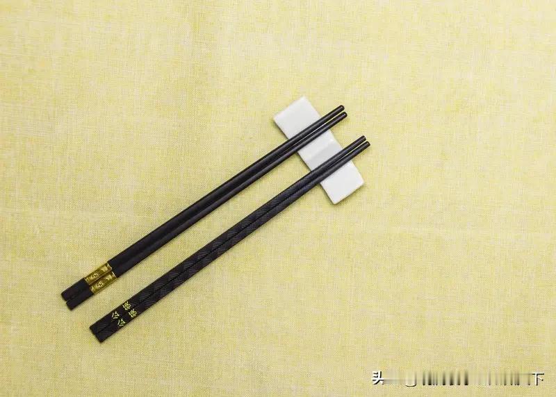 筷子藏着千年华夏规矩，这些禁忌与起源，课本从不讲解
 
一双小小筷子，拿在手里稀