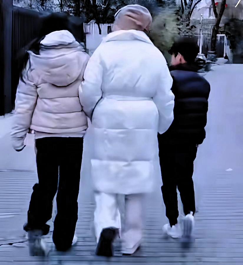 玥儿的滑板日记，奶奶笑了，大家都说长大了。
那天张兰带着玥儿，还有小箖箖，去玩滑