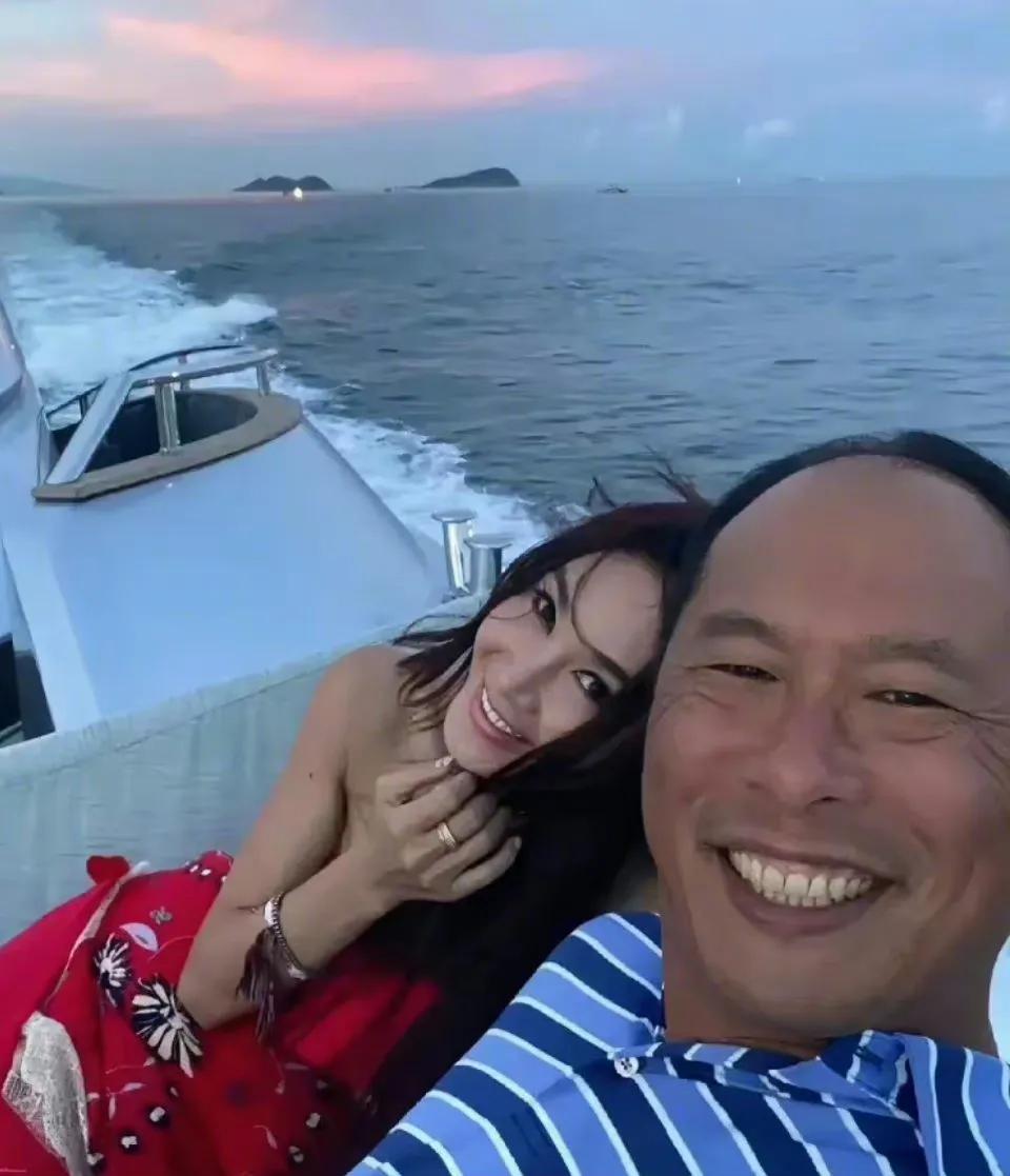 什么是爱情，看着温碧霞和老公何祖光合影就知道了。
