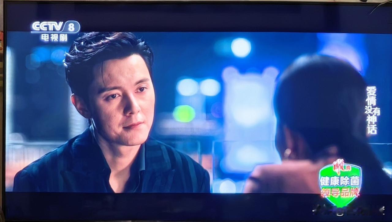 明明都是些熟面孔，却上演了全员拉扯、利益掺杂、边界感模糊，令人感觉十分陌生的剧情