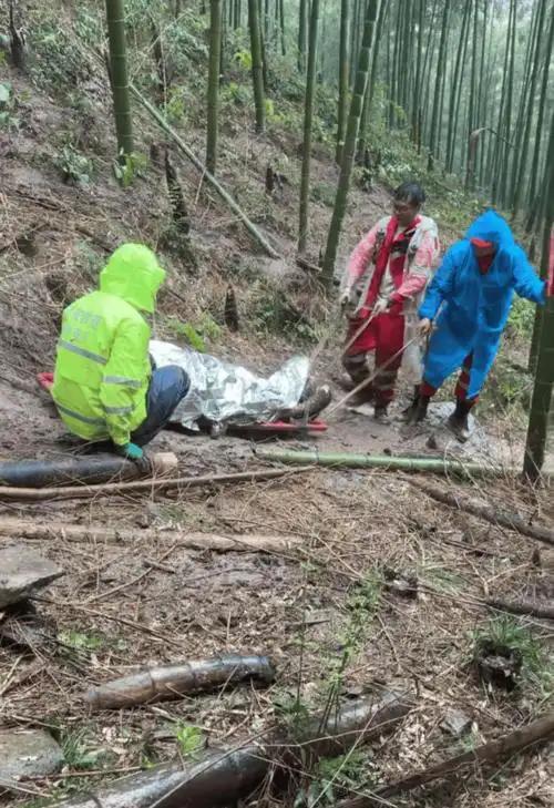 【突发！成都赵公山发现男性遗体，年仅30岁左右，面部已无法辨认】

太痛心！户外