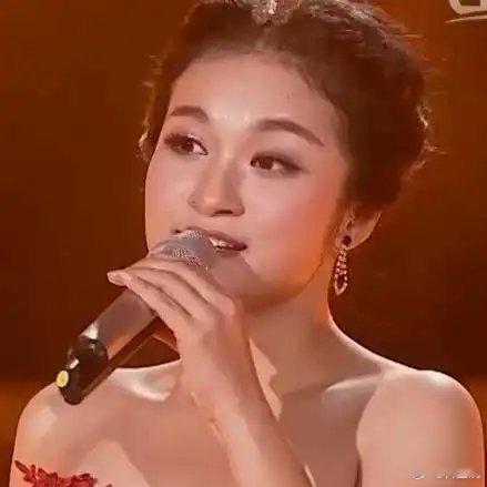 《越南姑娘献唱《我爱你中国》，嗓音嘹亮十足，开口即沦陷》播放量：1万点赞量：34