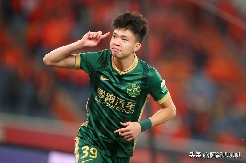 王钰栋这小伙子，真是国足的希望之星啊！过去一年，不满20岁的他就斩获中超本土射手